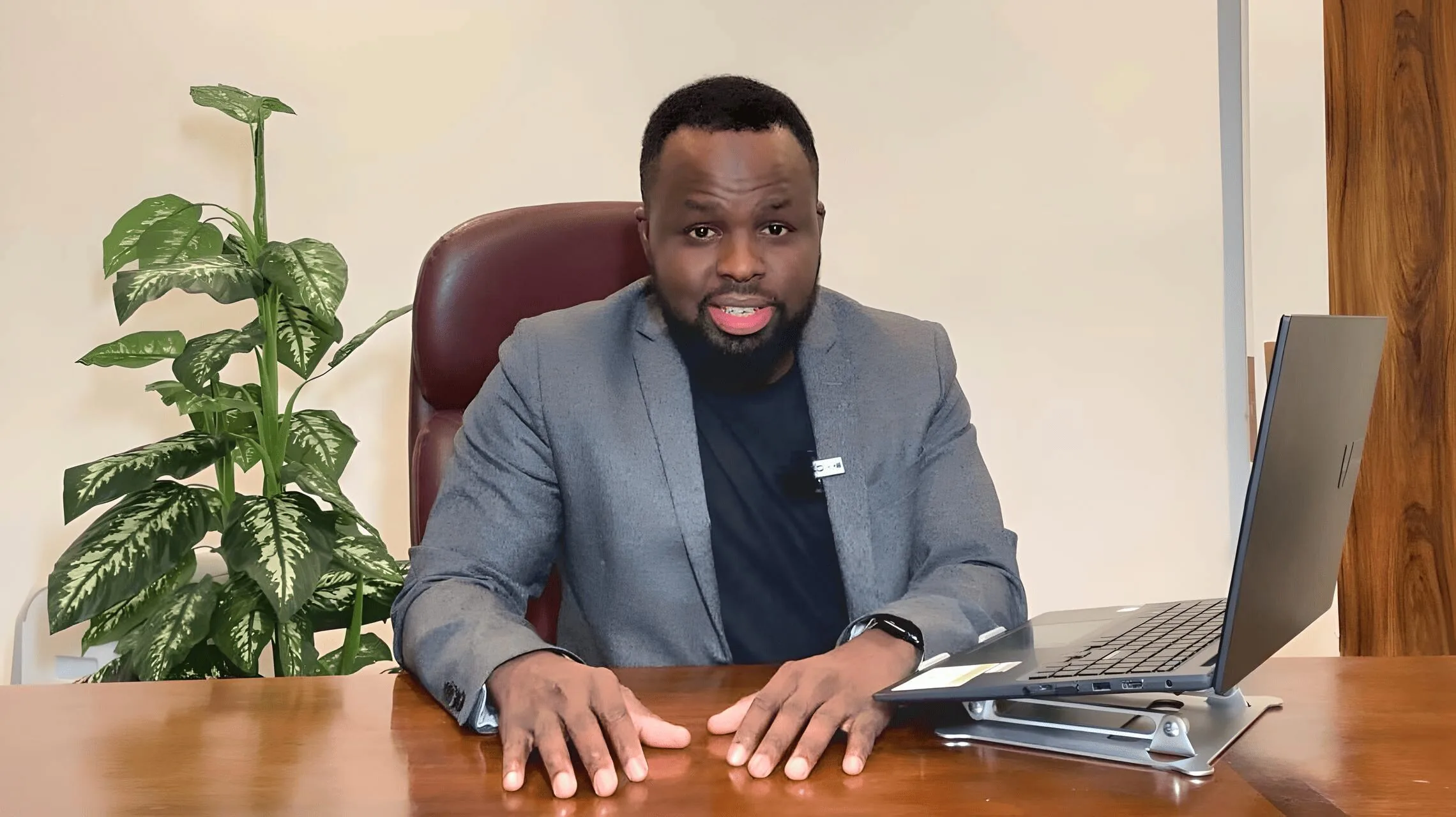 Ali Hisseine Ladoual, consultant réglementé en immigration canadienne, à son bureau de Montréal